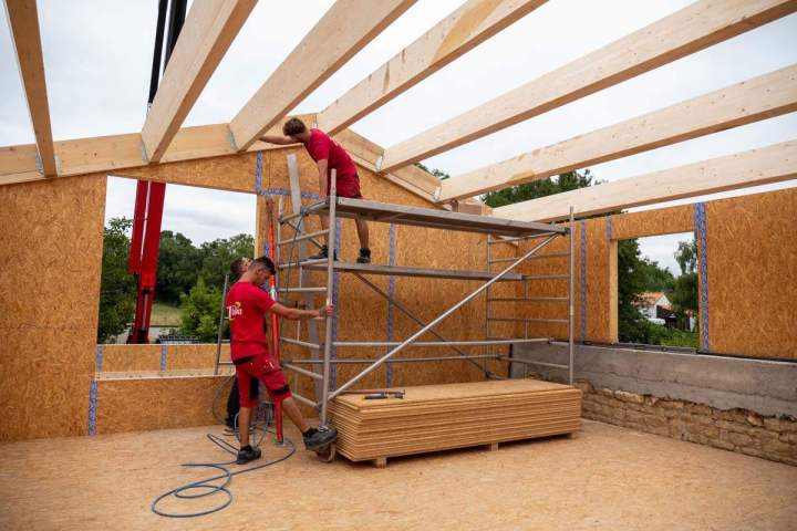 Conception et pose de structures traditionnelles robustes.
